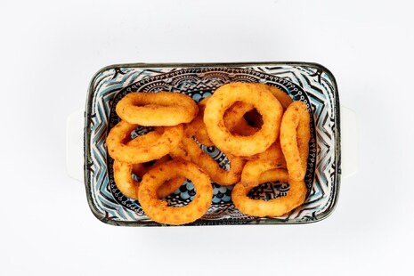 Луковые кольца с сырным соусом